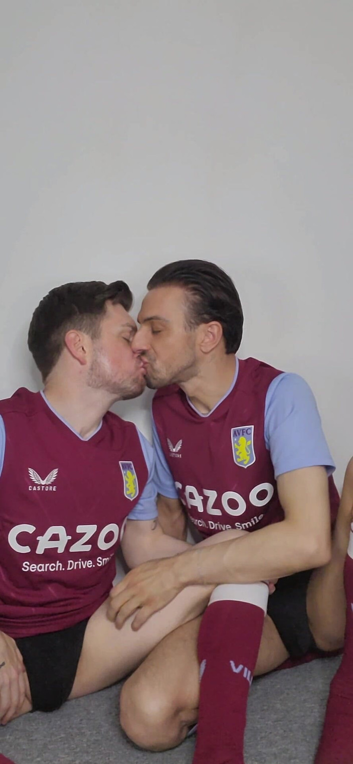 Twotwinkhusbands: Britische fußige hengste snogen im Villa-kit, bis sie verdammt kiefer...