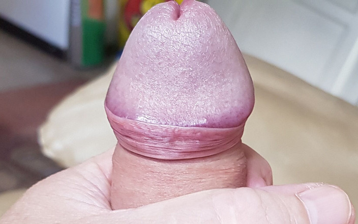 Pellefnatt: Мой муж лежит на диване и дрочит свой маленький член до оргазма и кончает сок