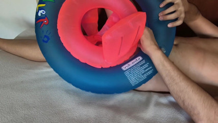 Inflatable Lovers: Gioca con l'anello da bagno gonfiabile
