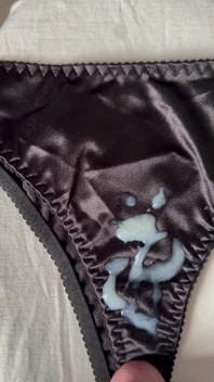 Éjaculation sur la culotte de ma femme 17