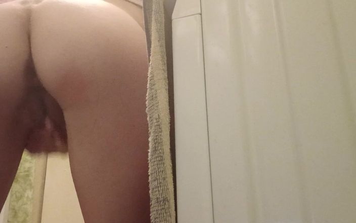 Lesbian-illusion: Худа дівчина з маленькою дупою мастурбує і швидко кінчає