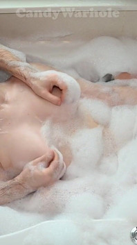 Sexy studenti jsou nadržení po bublinkové lázni a chtěli pořádně šukat