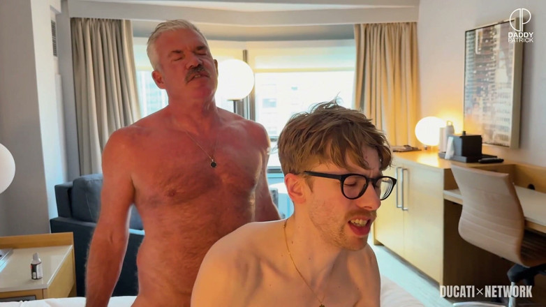 Daddy Patrick: พ่อเลี้ยง Patrick และ Mickey Fitz
