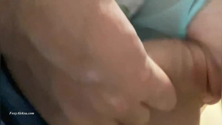 FoxyAleksa: 기차에서 치마 아래 몸집이 작은 보지를 문지르는 자지