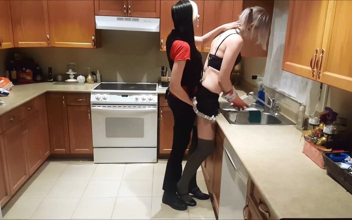 Sarina Havok: Lesbische tgirl keukenhoer gedomineerd