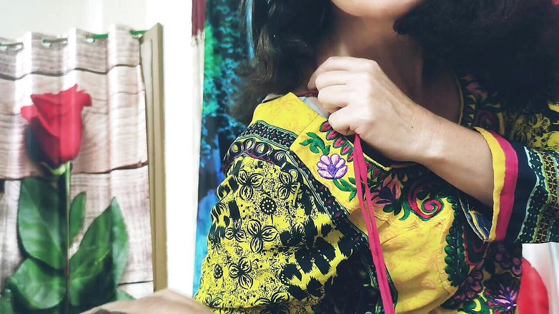 Bolly Karma: Гаряча грудаста мамка мачуха смокче член пасинка, поки чоловік на вулиці