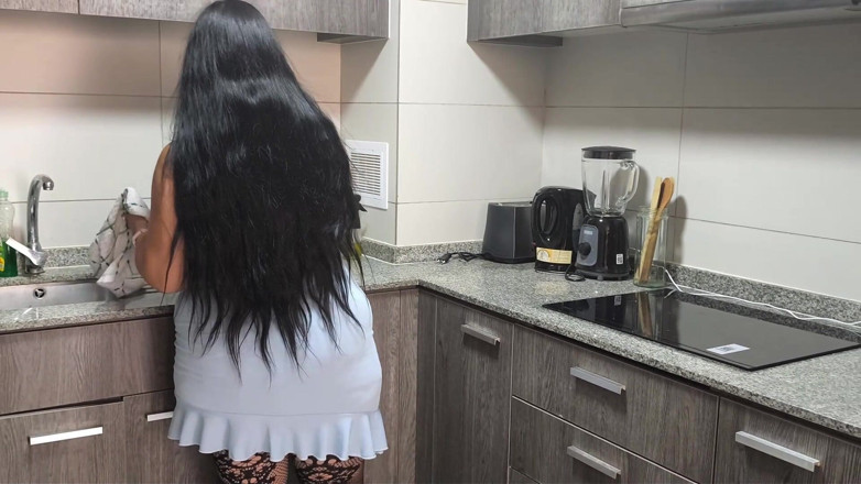 Riderqueen: İri güzel kadın orta yaşlı seksi üvey anne mutfakta sikişiyor
