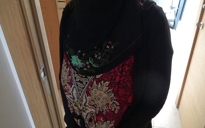 Souzan Halabi: 리버풀에 있는 호텔에 들어가는 영국 무슬림 여성