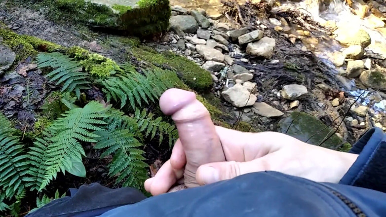 Elvissc: Un beau garçon coquin branle sa délicieuse grosse bite dans...
