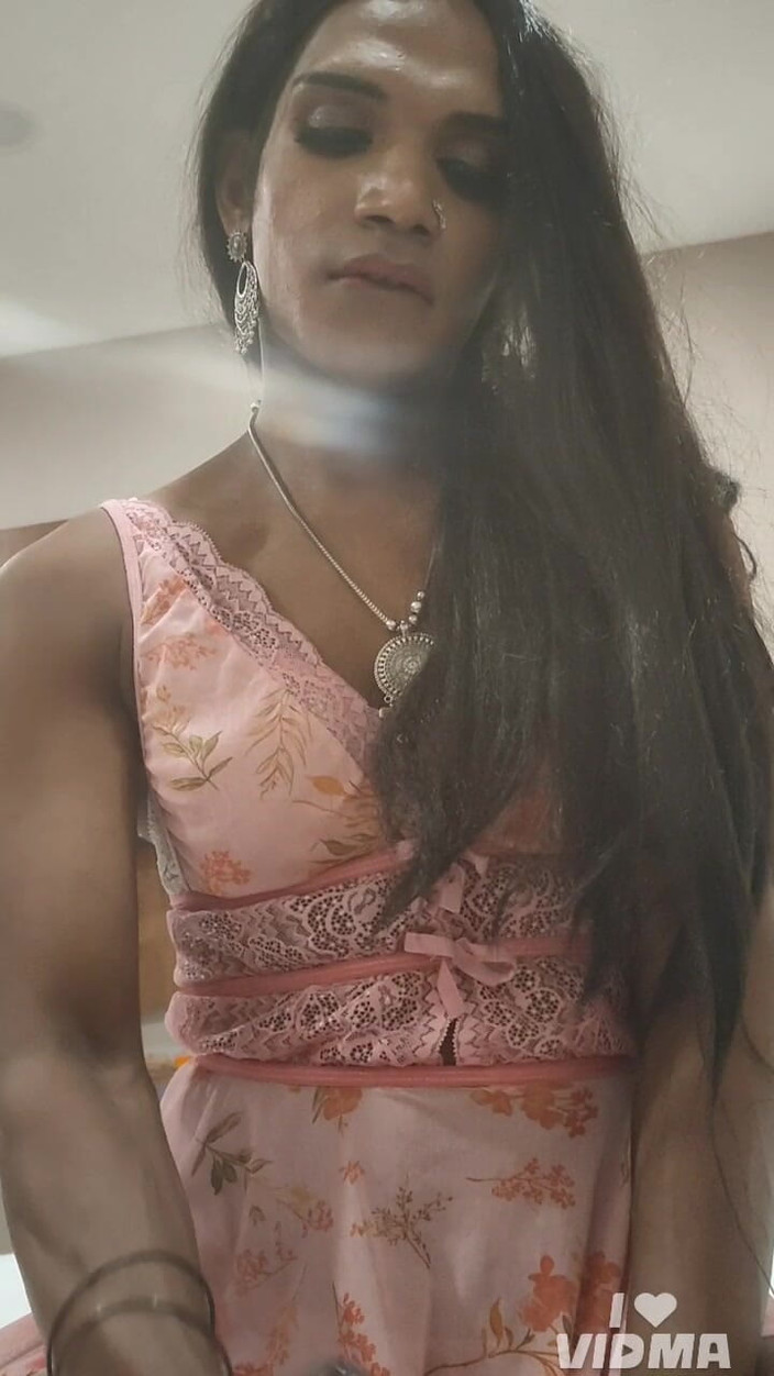 Keerthanakeerthi95: Indisch mietje travestiet stijgt en zuigt grote lul