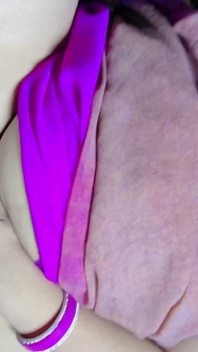 Když táta není doma, moje macecha mě nutí ji šukat, má velmi velký zadek a mléčná prsa, macecha ShrutiLiveCum