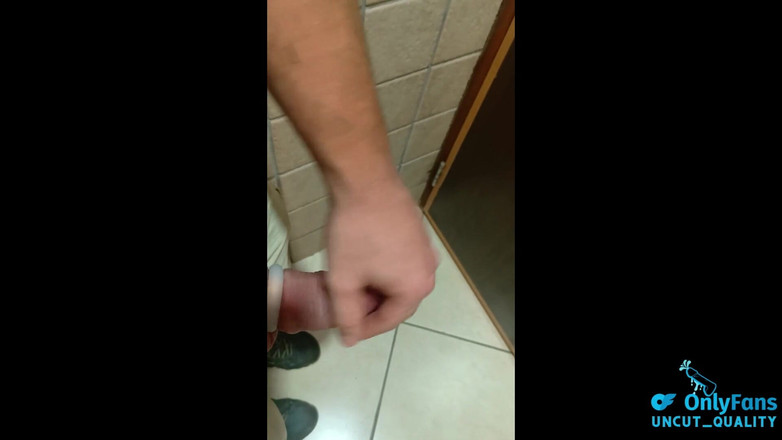 GloomyChase977: Apertada diversão de prepúcio, anel de pau em um banheiro ,...