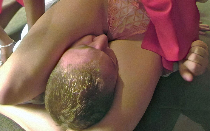 Shes Boss: 짧은 체육관 슬립에서 토플리스로 그를 제어하고 분쇄