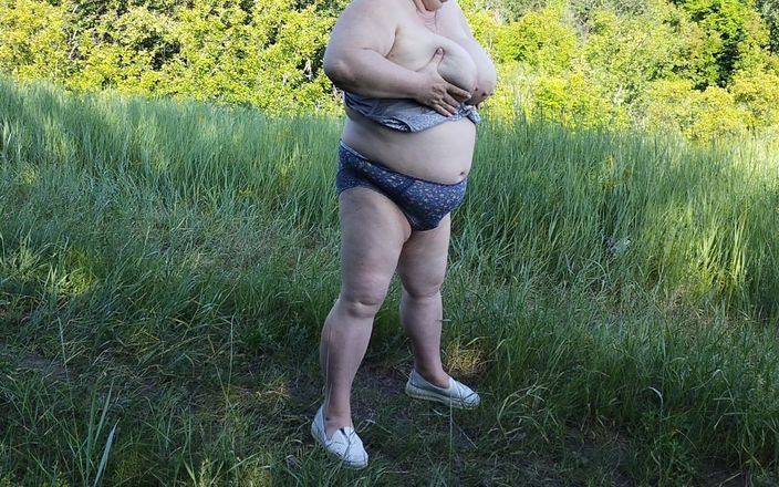 Zona901: Ibu mertua melucuti pakaian di taman dan kencing di depan...
