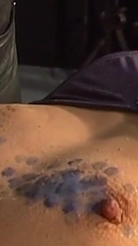 Reife brünette MILf bekommt ihr gesicht mit sperma durchnässt