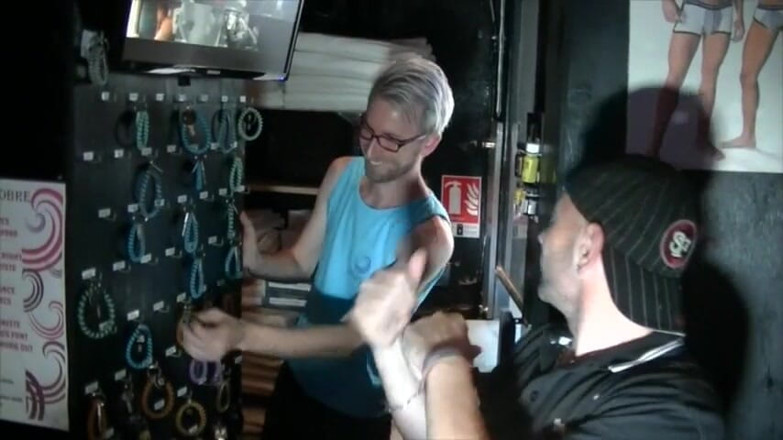Gaybareback: Viktor Rom se fute fără prezervativ într-un bar