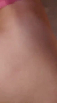 Stor röv brunett camgirl visar röv och hål