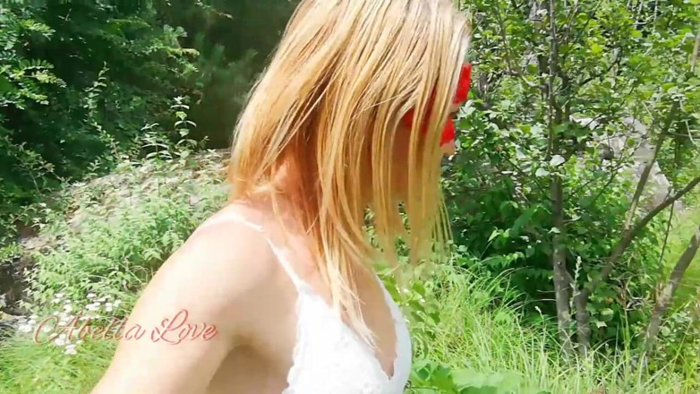 Abella Love: Drobná nadržená blonďatá dívka chodí nahá v parku a má...