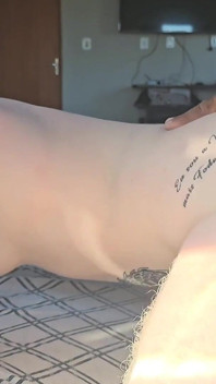 Junges mädchen bittet um gelutscht zu werden, sitzt auf holz, kommt zweimal und nimmt dann cumshot von mann