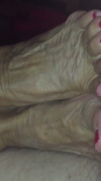 Aunty Ann Loves to Give Footjob in the Morning