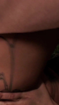Anal orta yaşlı seksi kadın sahne-2 iç çamaşırlı gür büyük memeli sarışın orta yaşlı seksi kadın anal döllemenin tadını çıkarıyor