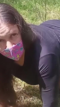 Latina nella foresta con la sua vicina che mostra il culo e la figa in abito e perizoma
