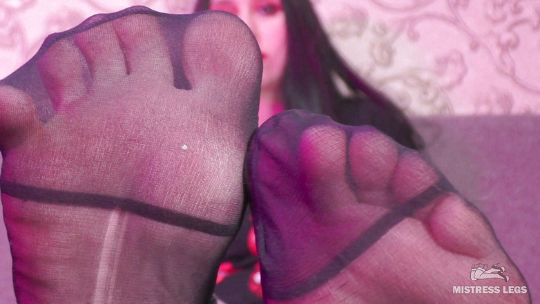Mistress Legs: Ayak parmakları yıpranmış naylon çorapla sallanıyor