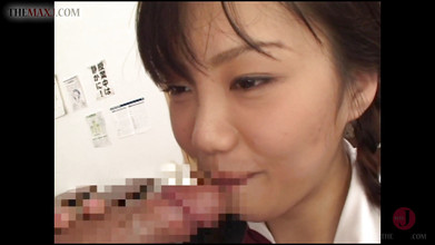 Asian happy ending: Chlupatá vysokoškolská teenagerka si postříkala na svá sexy prsa