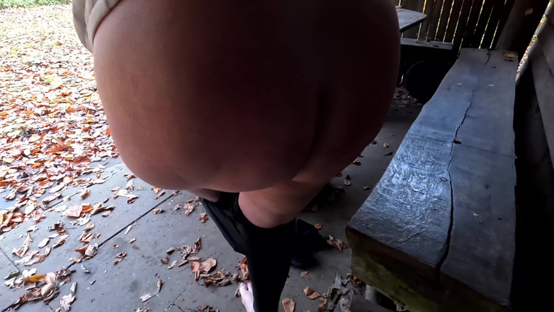 Bouncy Tits Action: Порка задницы в хижине