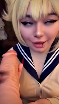 Toga说服你穿交叉连衣裙