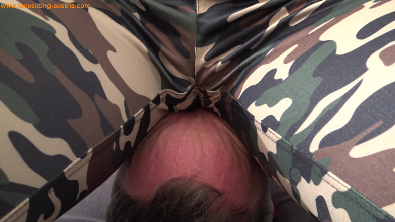 Femdom Austria: Domina l'intero military-leggins che controlla!