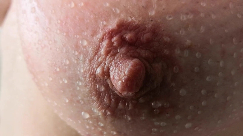 Bouncy Tits Action: Tetek dengan waterdrops