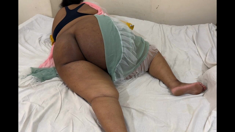 Your Boy's Cum: 大きなお尻セクシーなインド人バービ