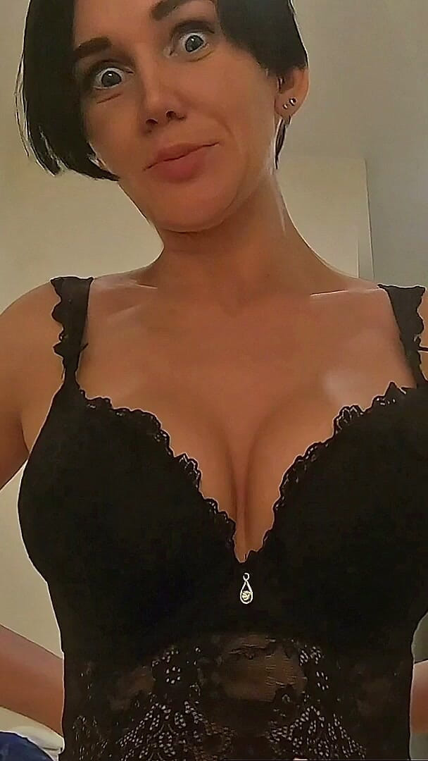 HotMomXxX: क्या आपको लगता है कि मेरे पास नकली स्तन हैं?! मैं आसानी से एक भोली सौतेली मम्मी को चूत में वीर्य के लिए मनाता हूं