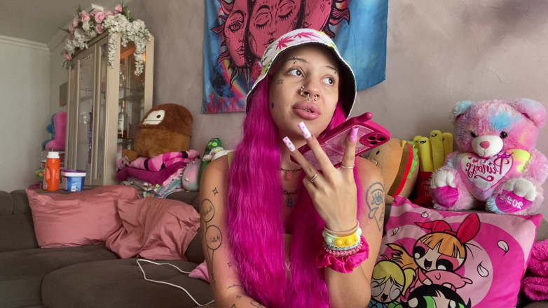 Nali Marie: POV vaping při volání mého paroháčového přítele, který ti říká, že tě...