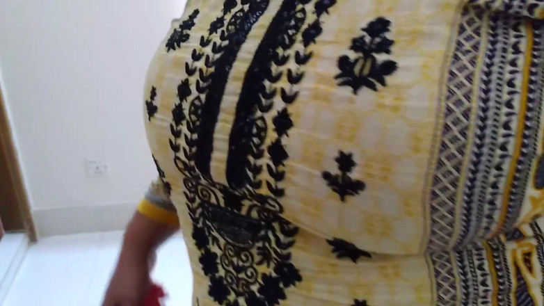 Aria Mia: Bos pejabat mengongkek pembantu rumah Muslim Arab semasa dia bersih...