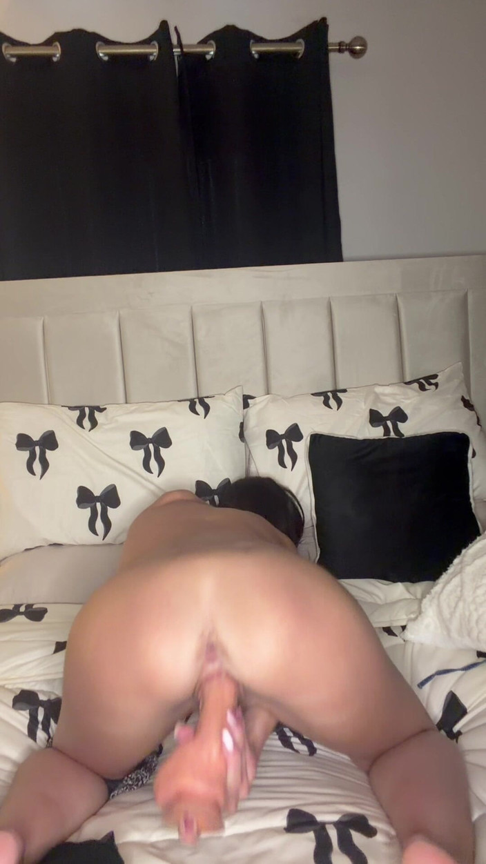 Littlemisssky: Une salope joue avec un gode