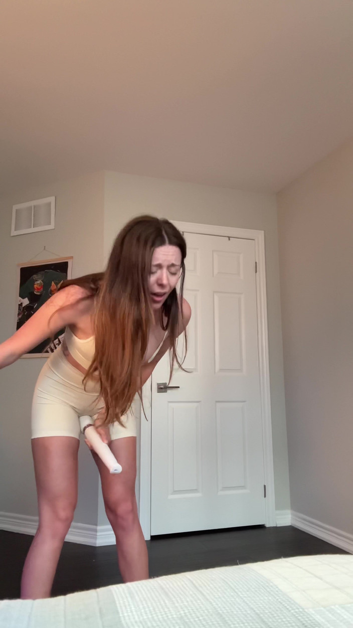 Nadia Foxx: Transparan olup olmadığını görmek için spor salonu şortumu test ediyor!