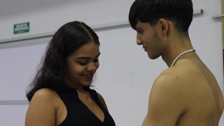ValentinaHot10: Sora mea vitregă vrea să învețe să joace biliard și o să...