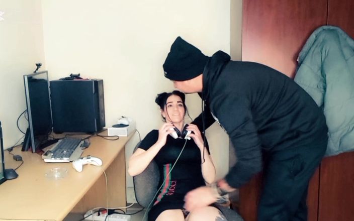 Mysticbabe8: Cowok ini ngentot cewek ini sambil main xbox