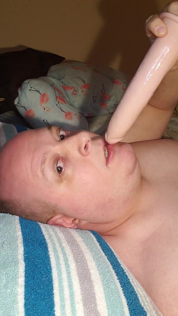 Charlieboy69: Masih deepthroat dildo besar