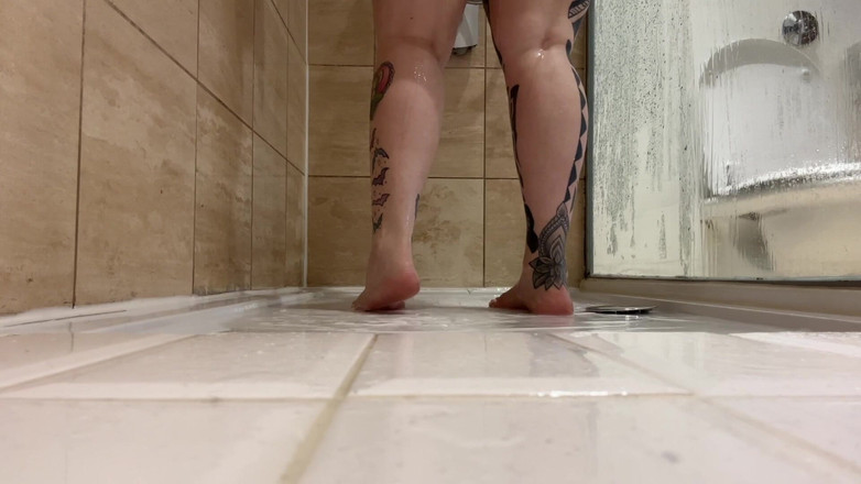 Miss Valentina: Vedere la picioare la duș