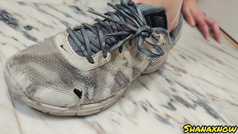 Shanaxnow: รองเท้าผ้าใบ Nike ของกูเปียกโดยยิงน้ําเงี่ยนของแฟนหนุ่มทําให้กูเปิด
