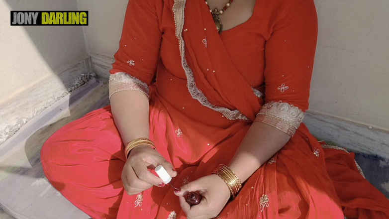 Jony Darling: Indiancă punjabi bhabhi și-a pictat unghia pe acoperiș