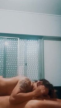 Ojczym i pasierbica za kamerami. Tak powstaje prawdziwy film porno.