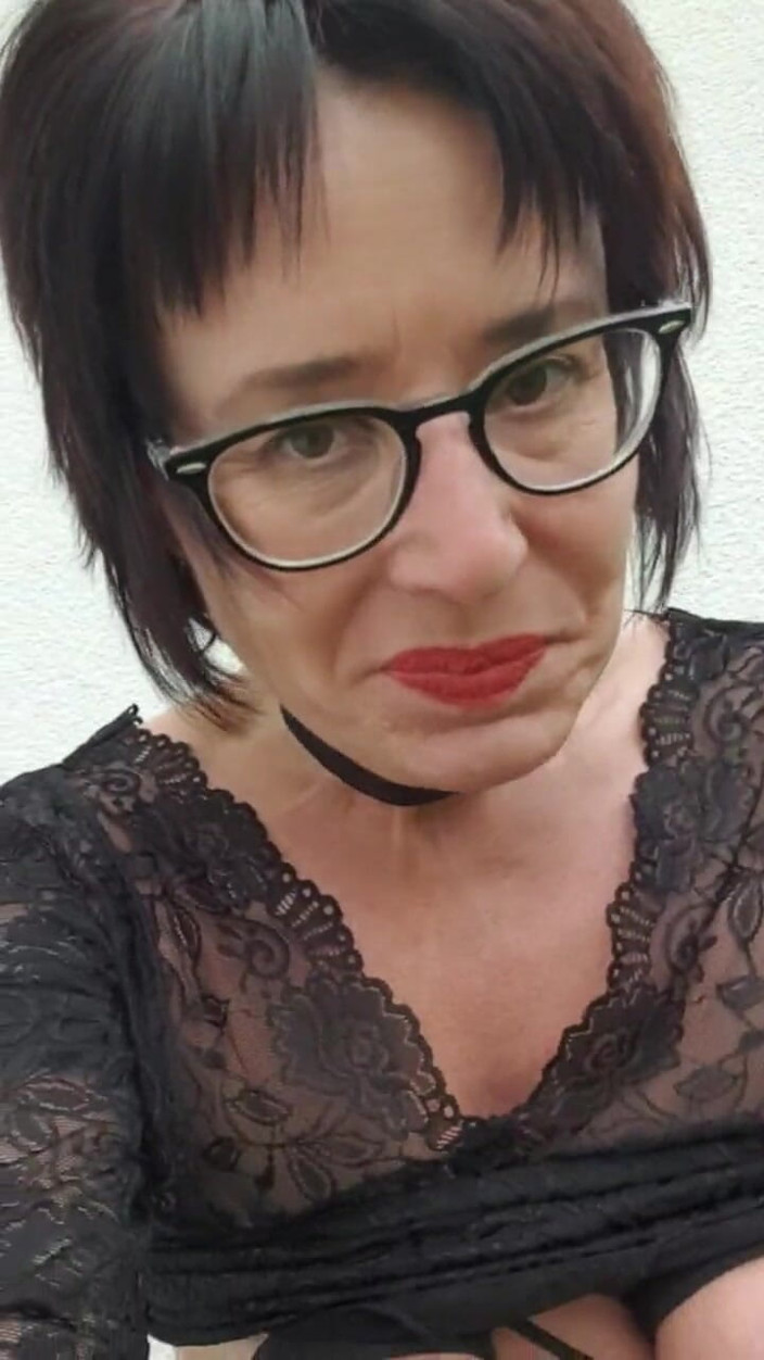 JulieEroticDress: Un esclave se présente dans la nature avec un orgasme