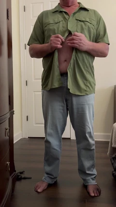 Küçük bir striptiz yapıyor