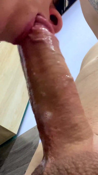 Blowjob dengan pemandangan dari bawah sperma di mulut