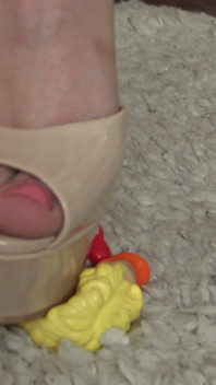 Sadistisches Spielzeug-crush-spaß für freche blonde amber!