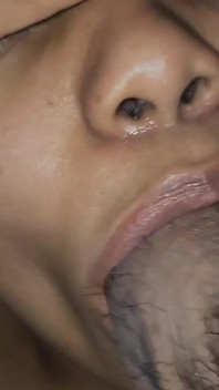 给我的奴隶撒黄尿，让她通过她的鼻子吞下精液